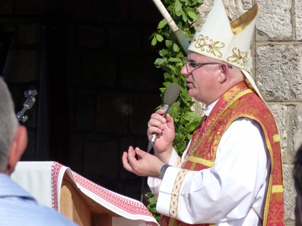 BISKUP MSGR. MATE UZINIĆ U KOMAJIMA